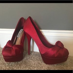 Steve Madden red satin pumps